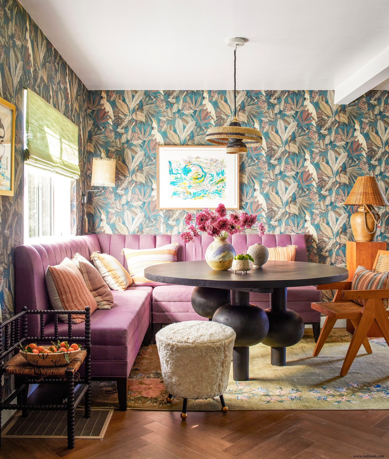 Los colores llamativos y la decoración recopilada llenan esta casa de Los Ángeles con un carácter mundano 