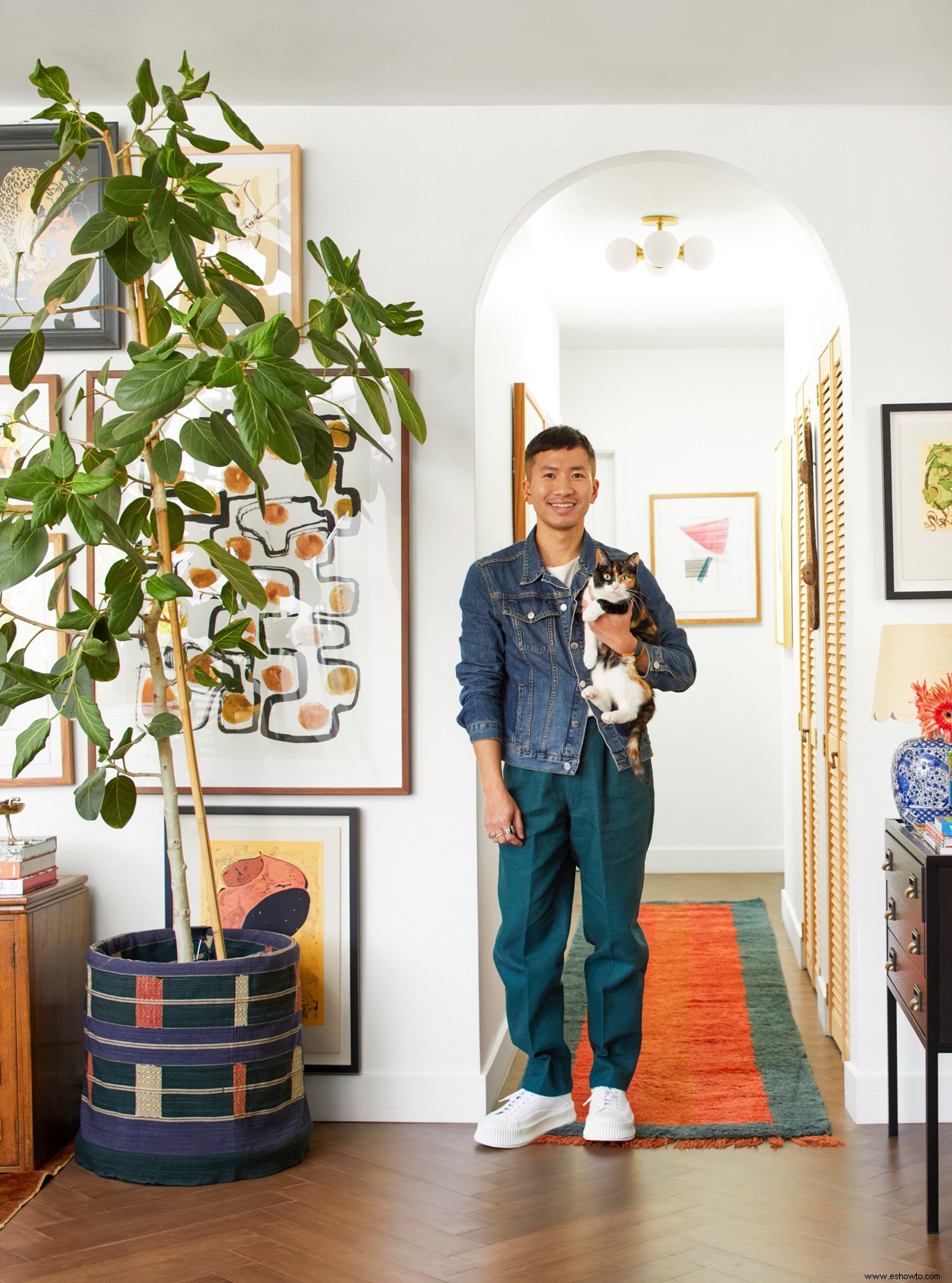 Los colores llamativos y la decoración recopilada llenan esta casa de Los Ángeles con un carácter mundano 