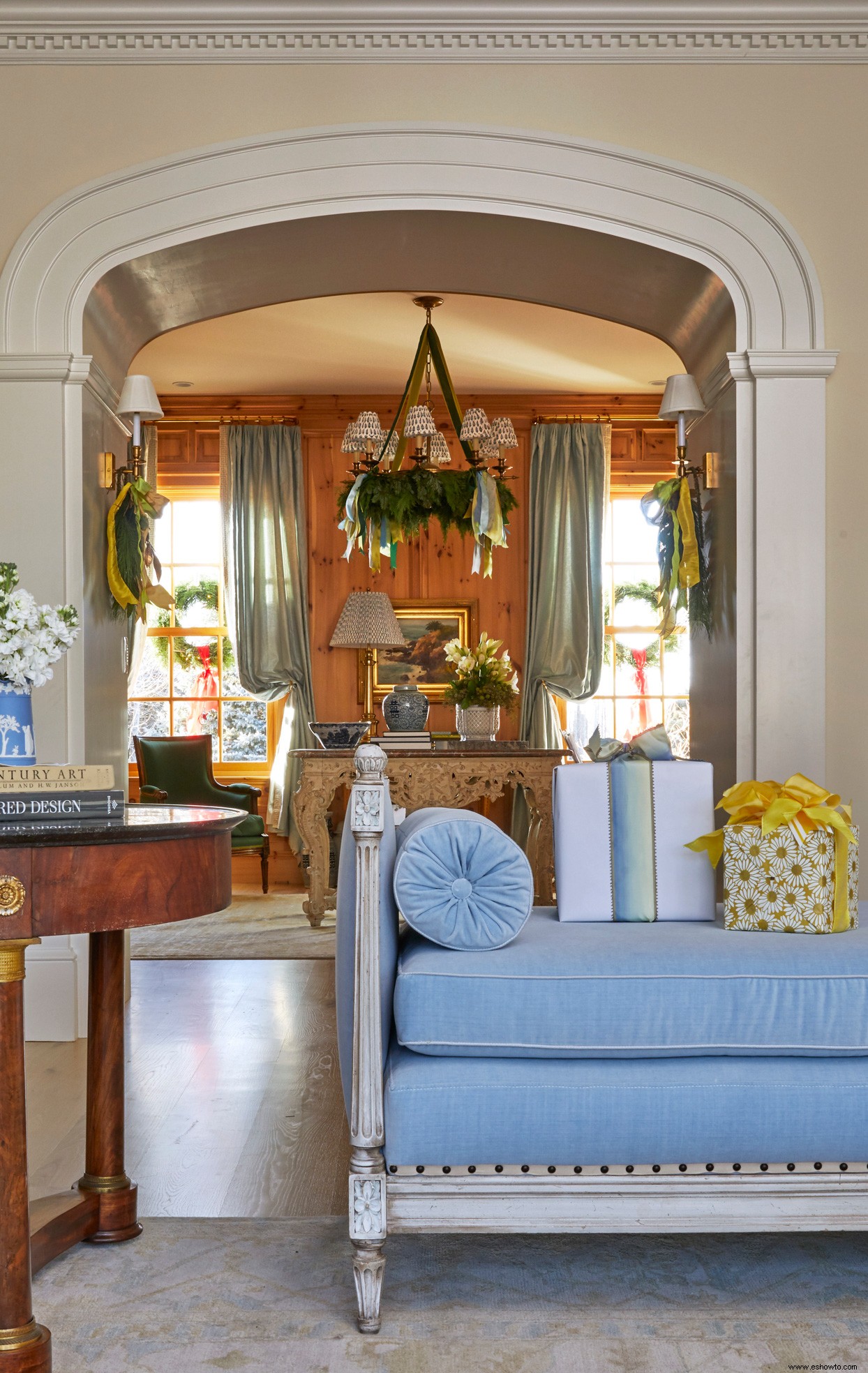 Esta casa de ensueño brilla con tonos de azul y espíritu navideño 