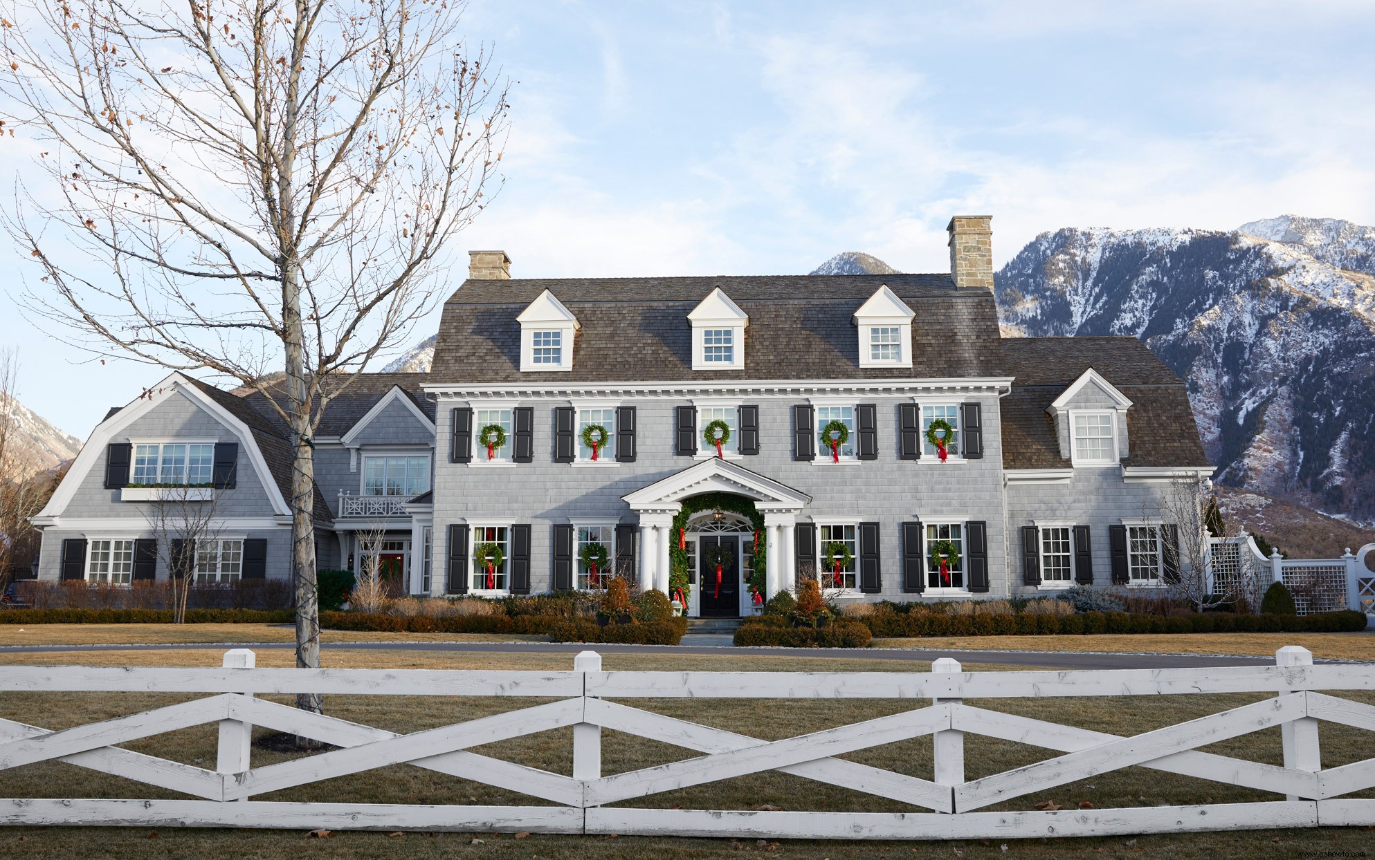 Esta casa de ensueño brilla con tonos de azul y espíritu navideño 