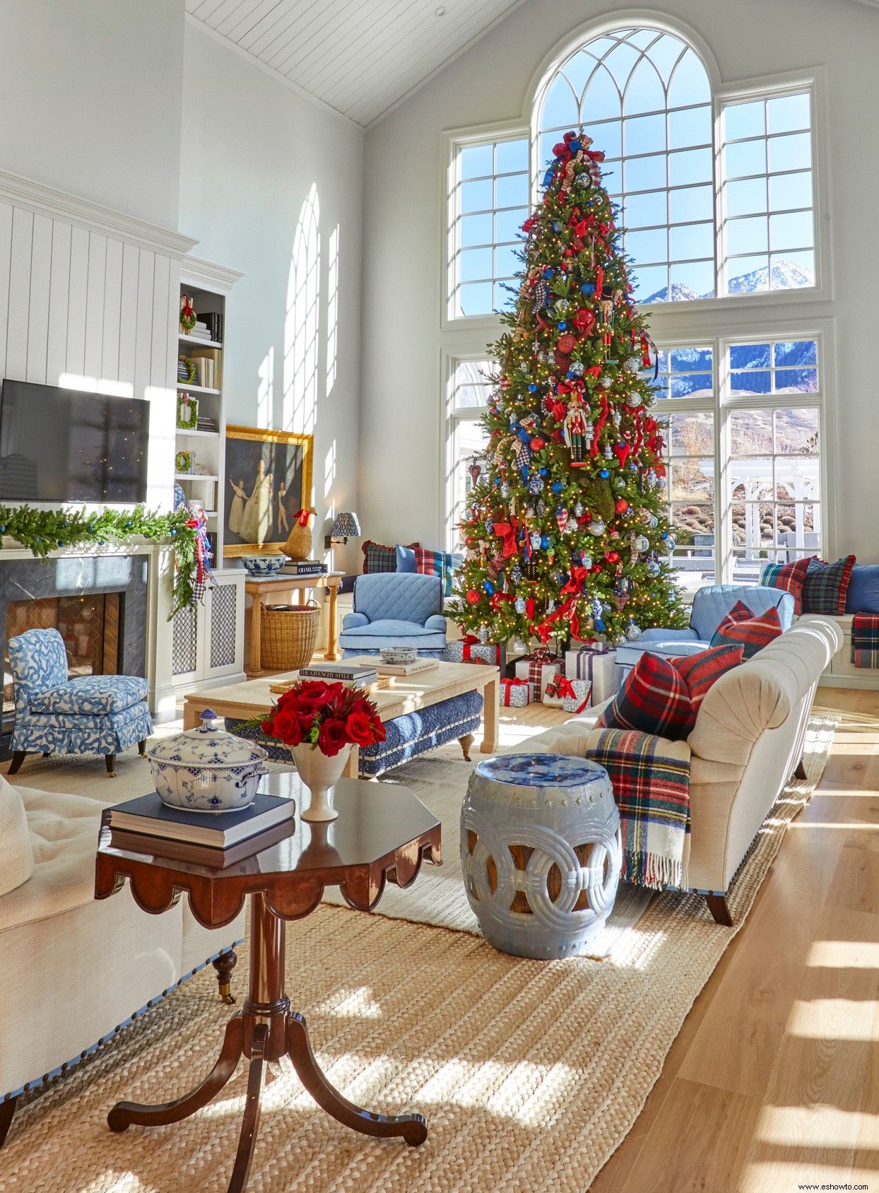 Esta casa de ensueño brilla con tonos de azul y espíritu navideño 