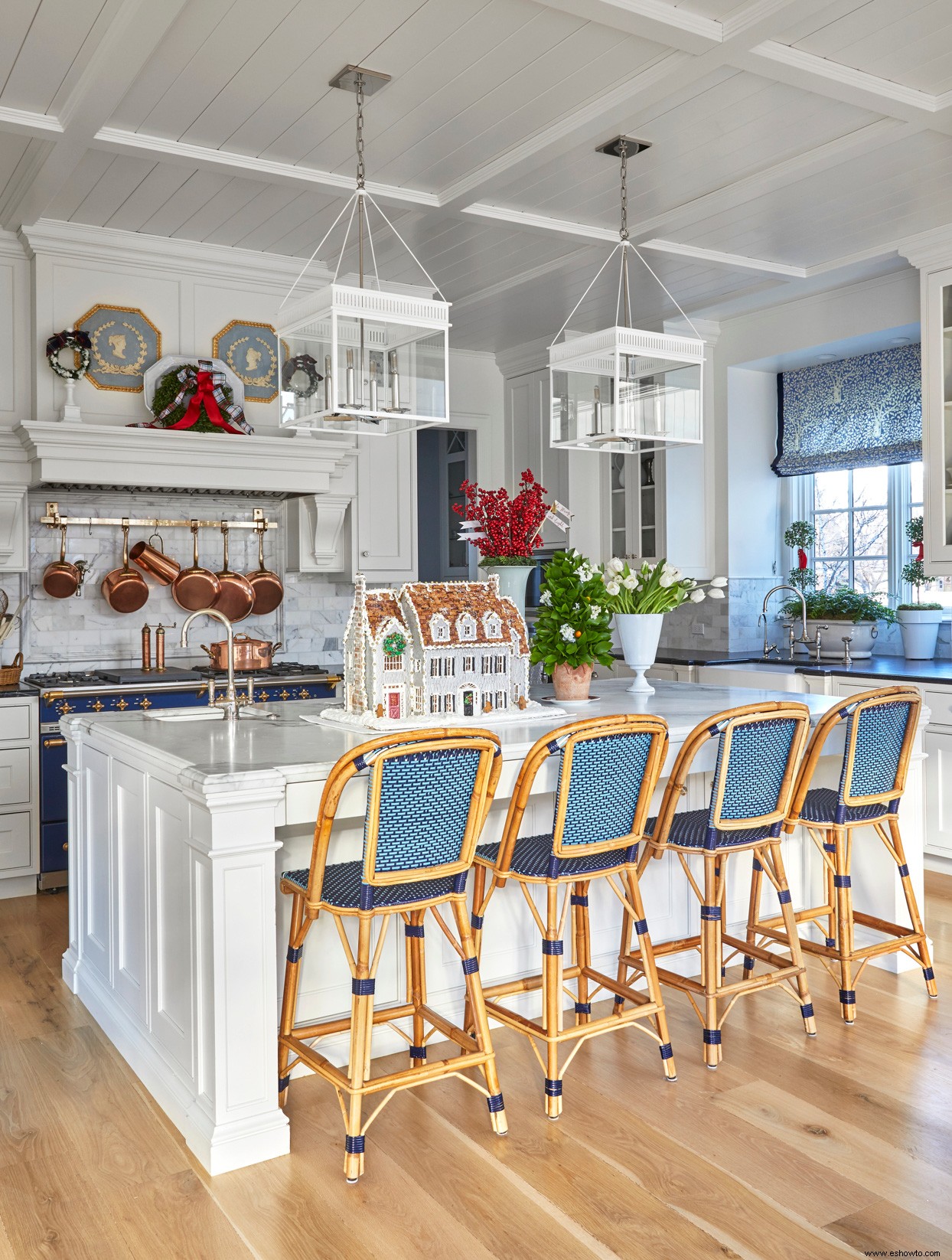 Esta casa de ensueño brilla con tonos de azul y espíritu navideño 