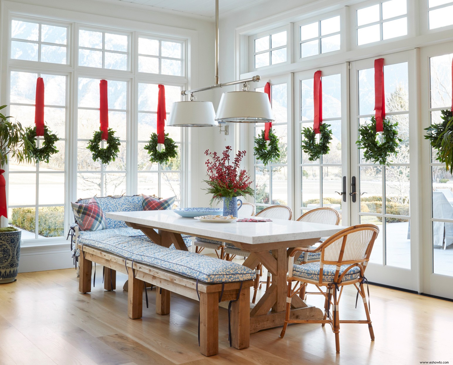 Esta casa de ensueño brilla con tonos de azul y espíritu navideño 