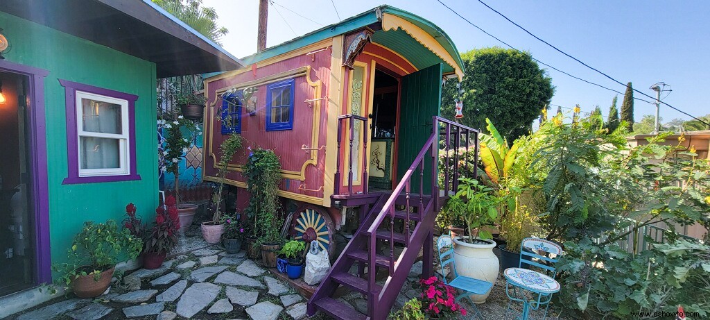 Este vagón antiguo convertido en una casa diminuta está repleto de un colorido estilo bohemio 