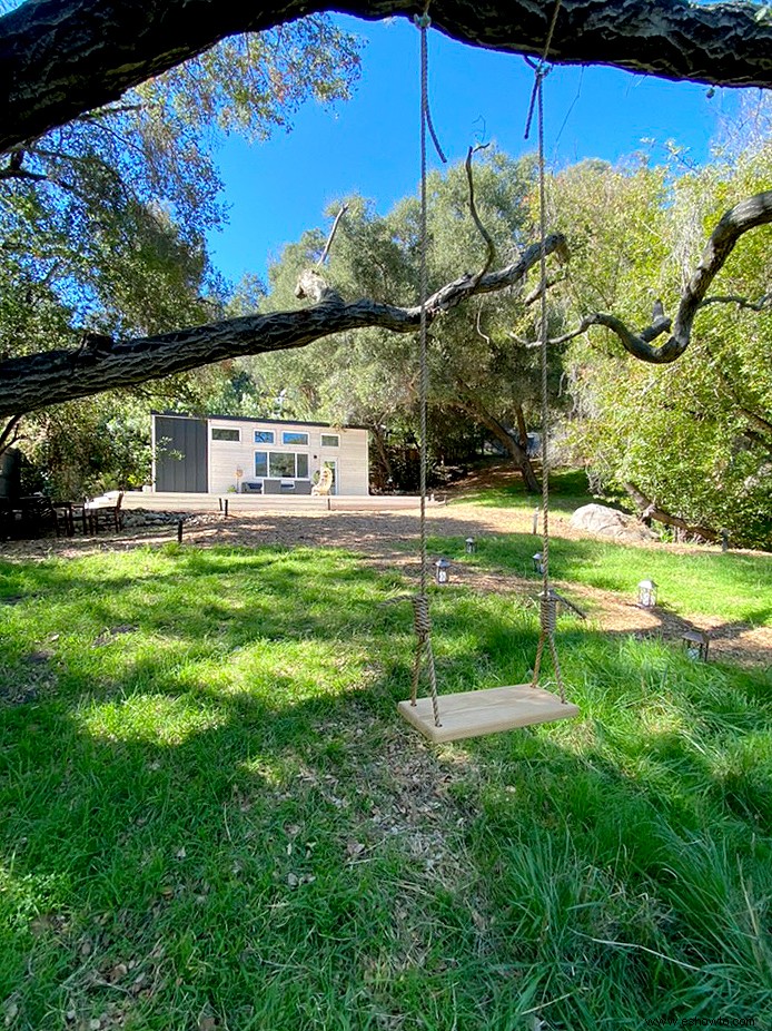 Las vistas al bosque y el almacenamiento inteligente facilitan la vida en esta pequeña casa moderna 