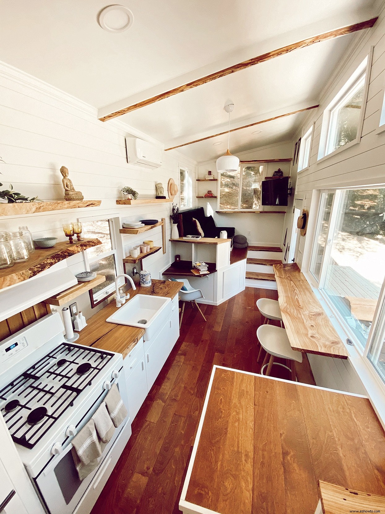 Las vistas al bosque y el almacenamiento inteligente facilitan la vida en esta pequeña casa moderna 