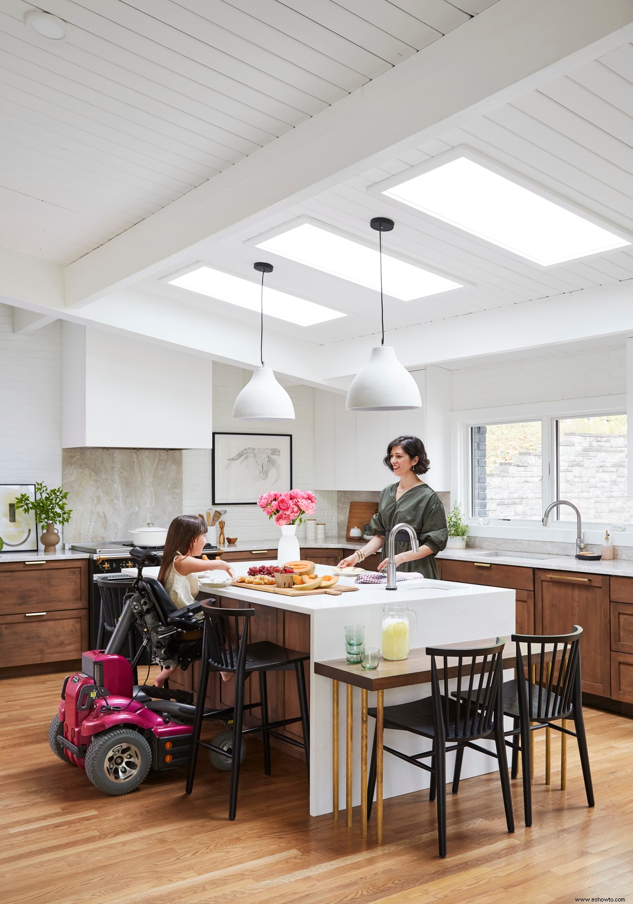 Esta remodelación de casa moderna combina hallazgos de mediados de siglo con diseño universal 