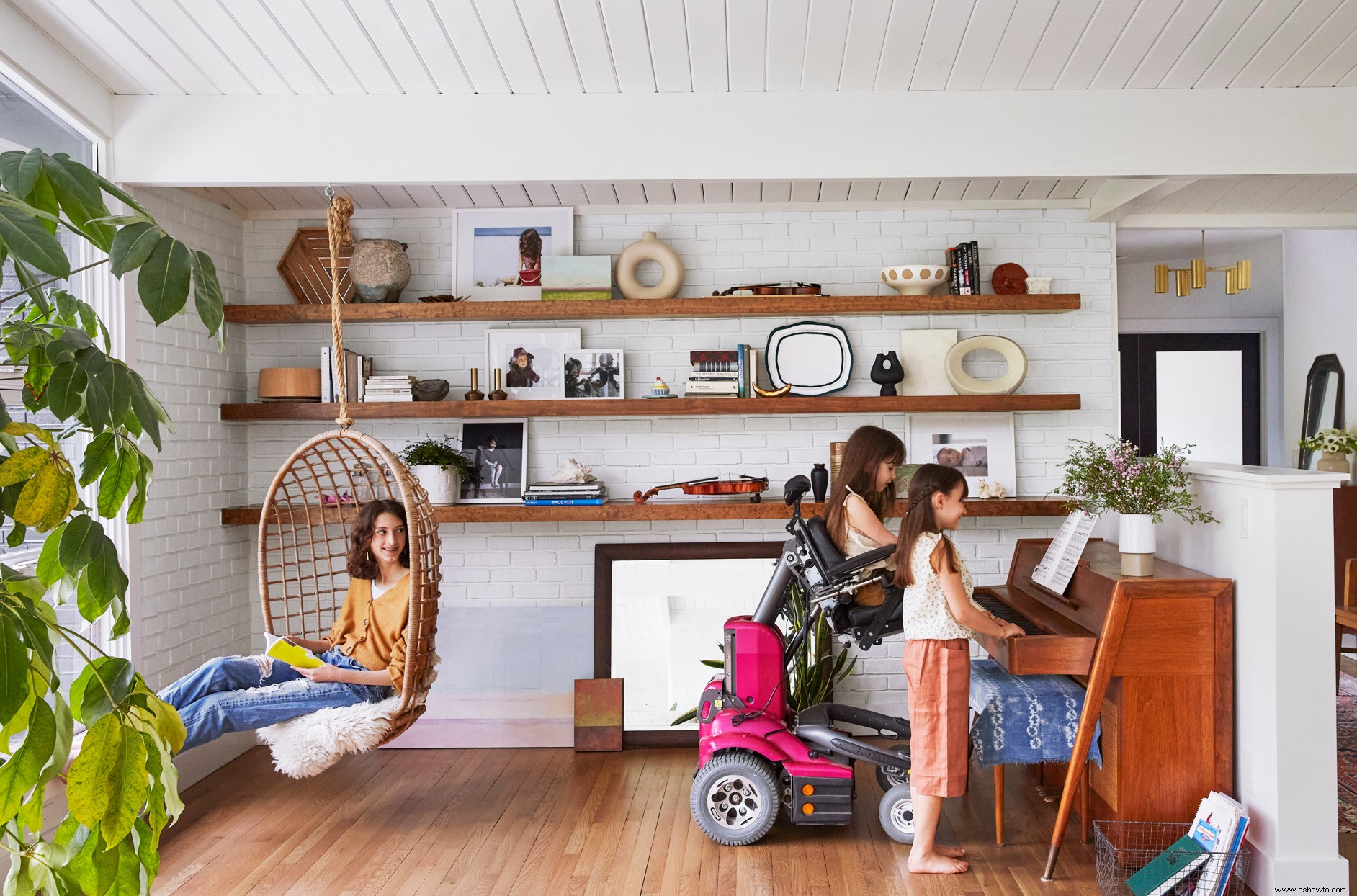 Esta remodelación de casa moderna combina hallazgos de mediados de siglo con diseño universal 