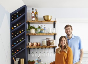 Pareja transforma rincón inclinado de sala de juegos en bar casero elegante con madera quemada