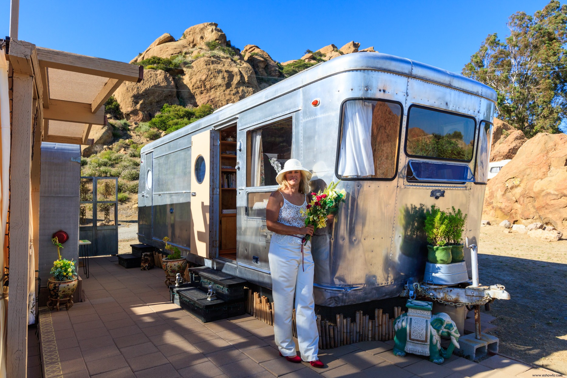 Un tráiler de 1954 encuentra una nueva vida como una pequeña casa de estilo retro 