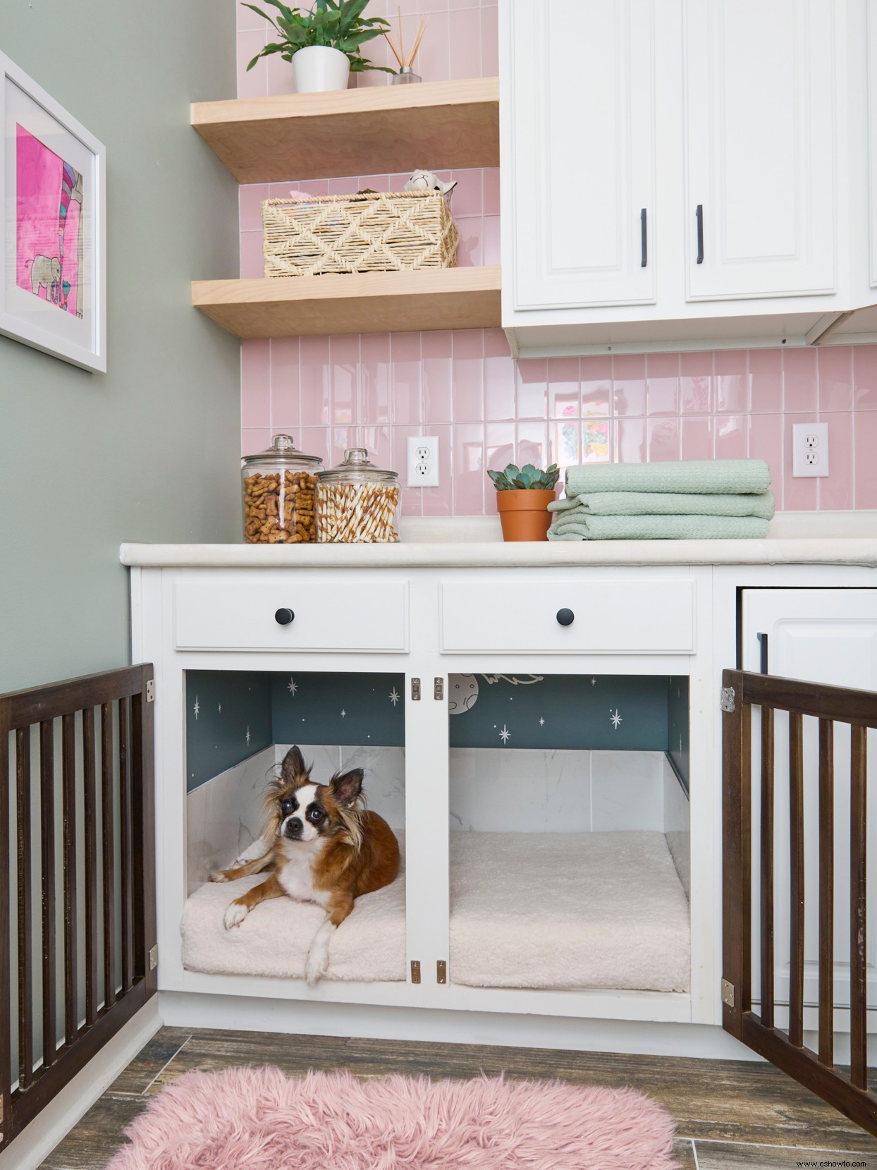 Esta ingeniosa perrera casera para perros cuenta con un gabinete reacondicionado, puertas con paneles y pisos de baldosas 