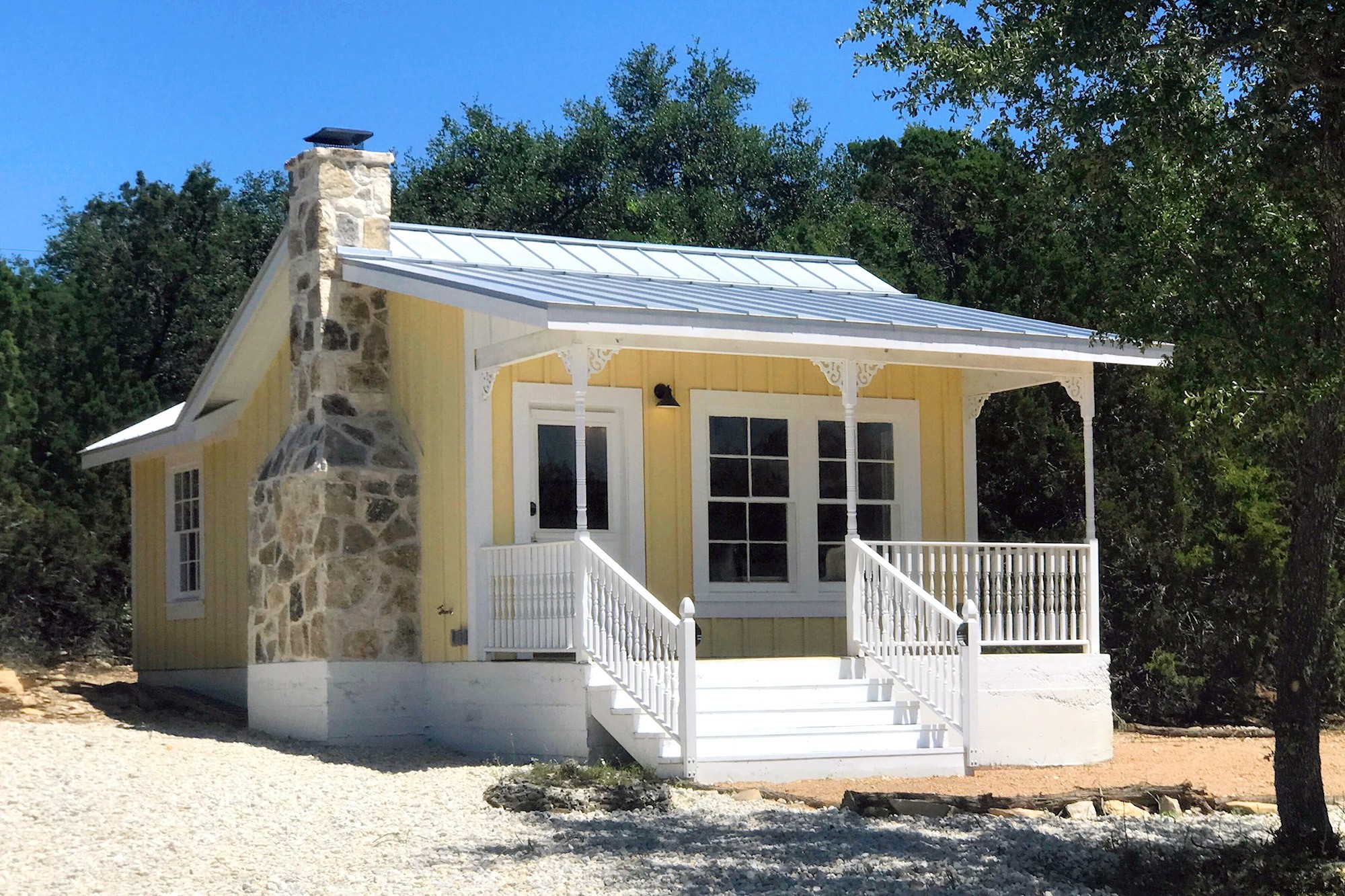 Accesorios antiguos y estilo francés se combinan en esta pequeña casa de Texas 