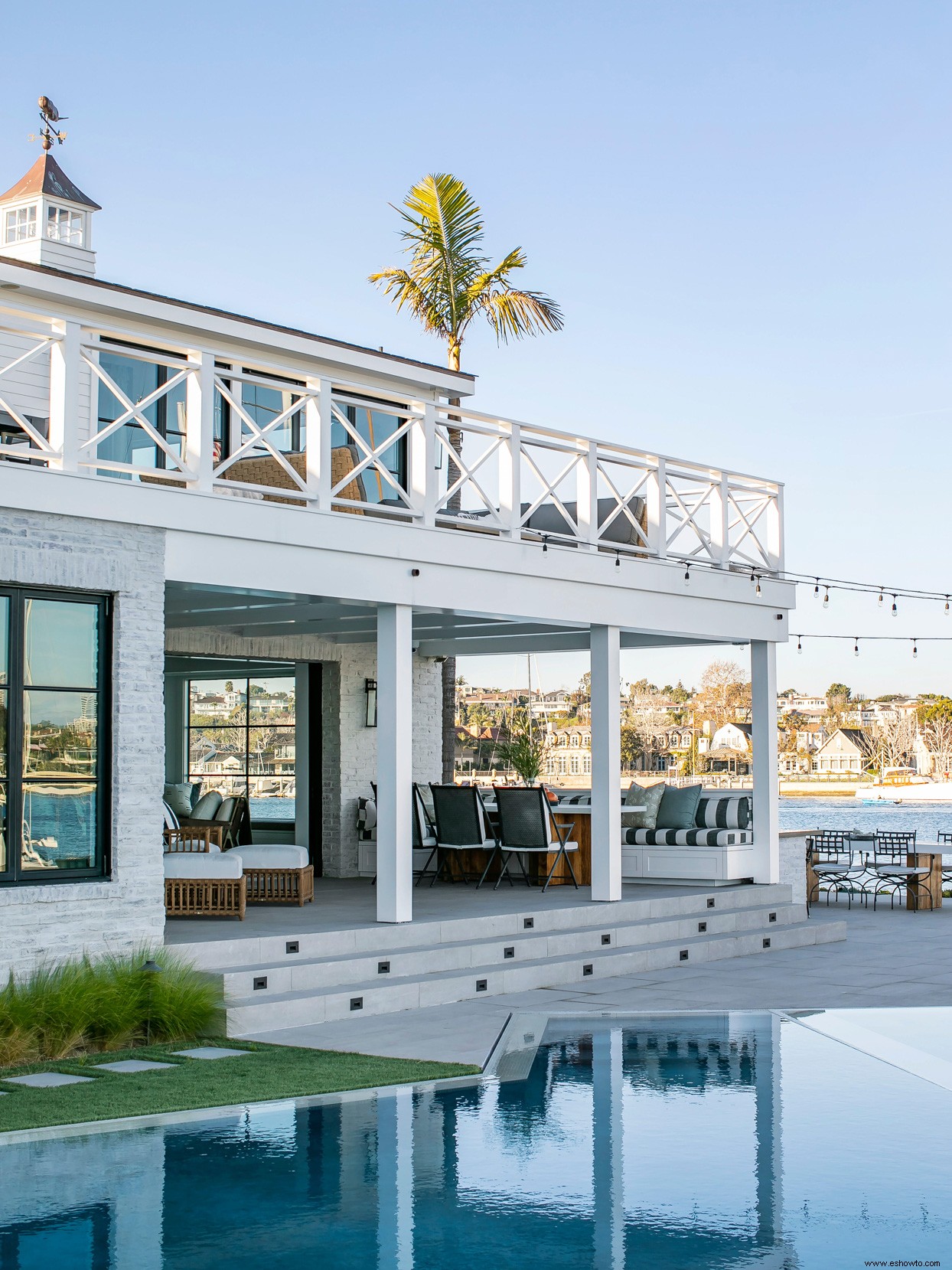 Las actualizaciones modernas transforman este bungalow de playa de la década de 1940 con un estilo costero ventoso 