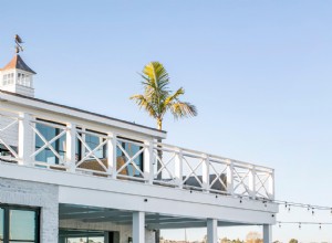 Renovación moderna de un bungalow playero de 1940: Estilo costero elegante en Lido Isle