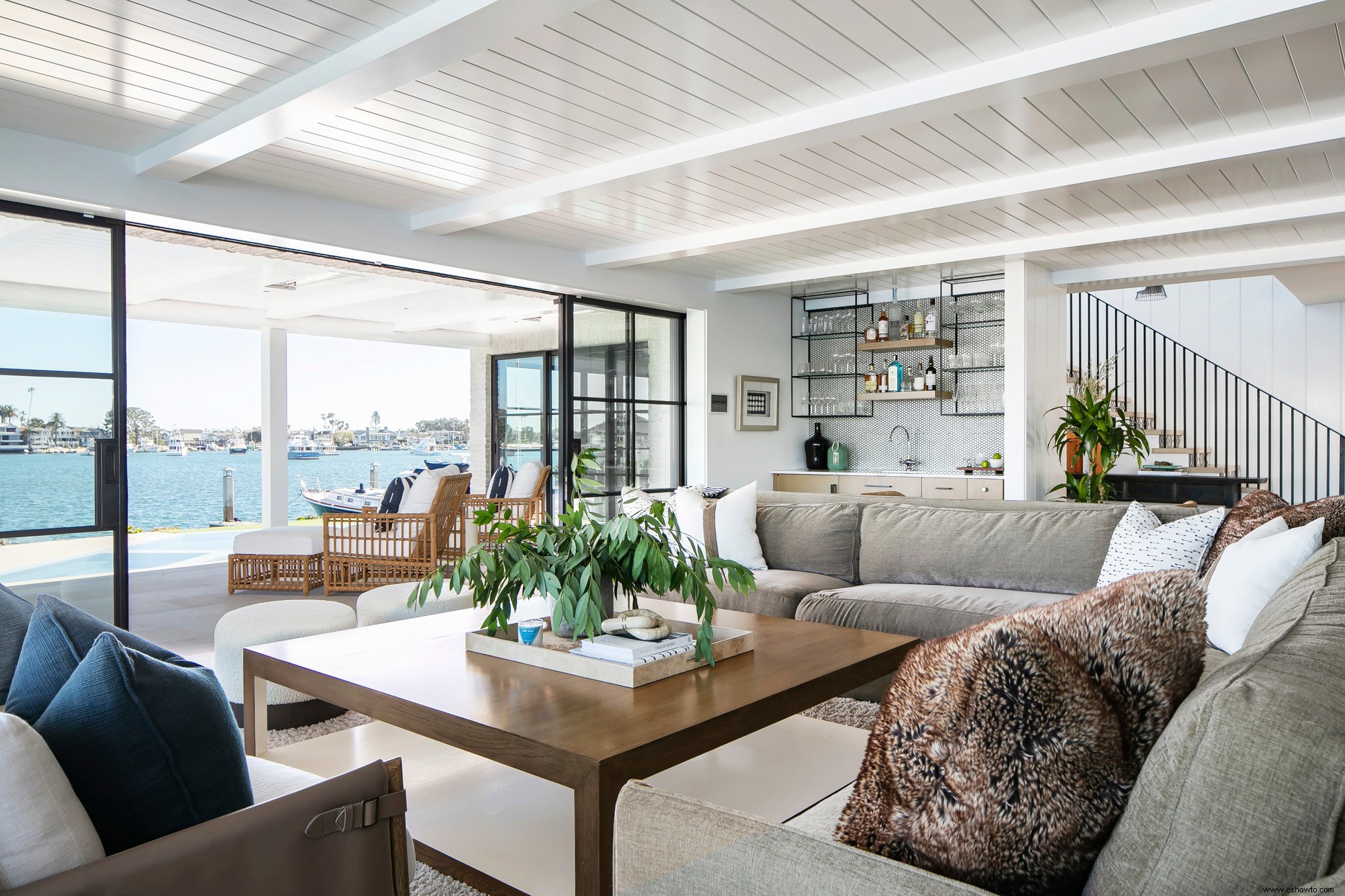 Las actualizaciones modernas transforman este bungalow de playa de la década de 1940 con un estilo costero ventoso 