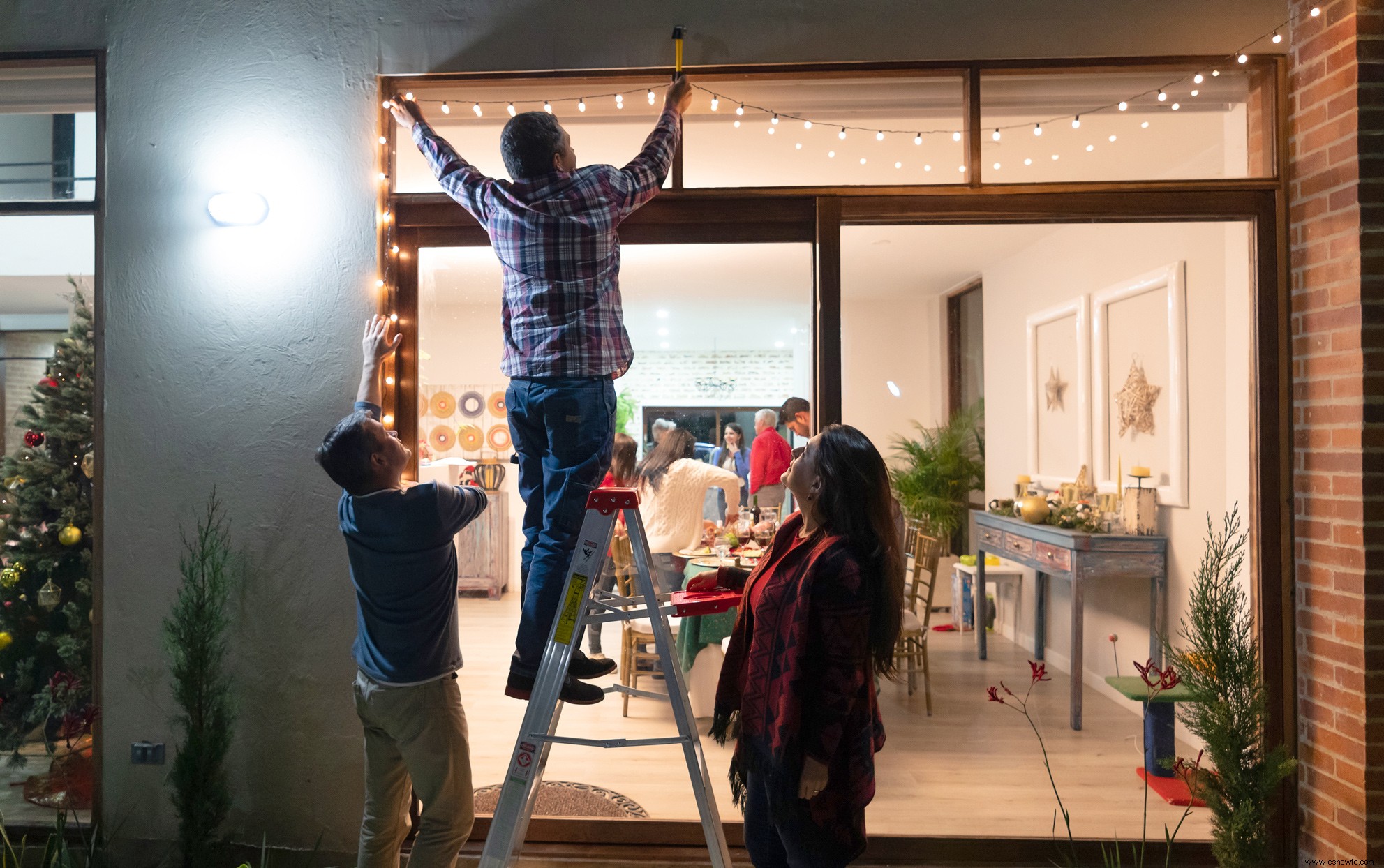 Cómo colgar luces navideñas al aire libre como un profesional 