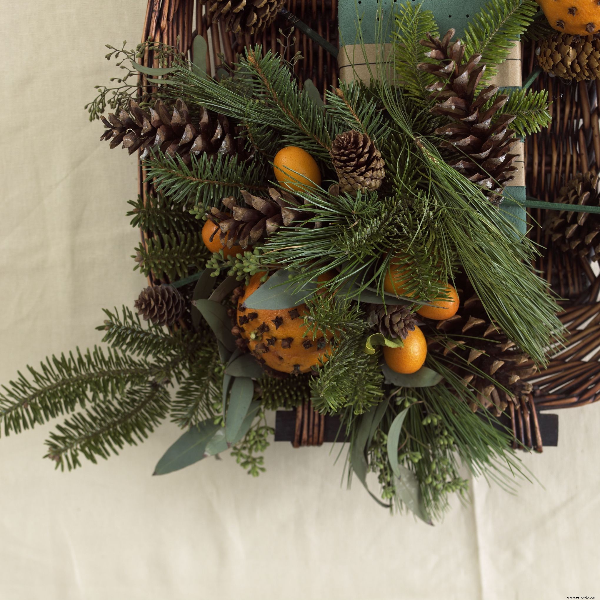 Haga estas bolas de pomador fáciles para un aroma navideño retro 