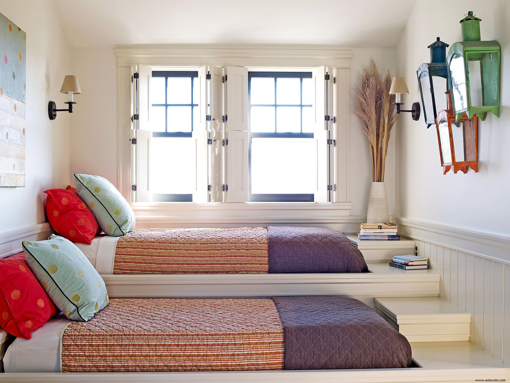 Estas ideas de dormitorios compartidos para habitaciones pequeñas duplican el almacenamiento y el estilo 