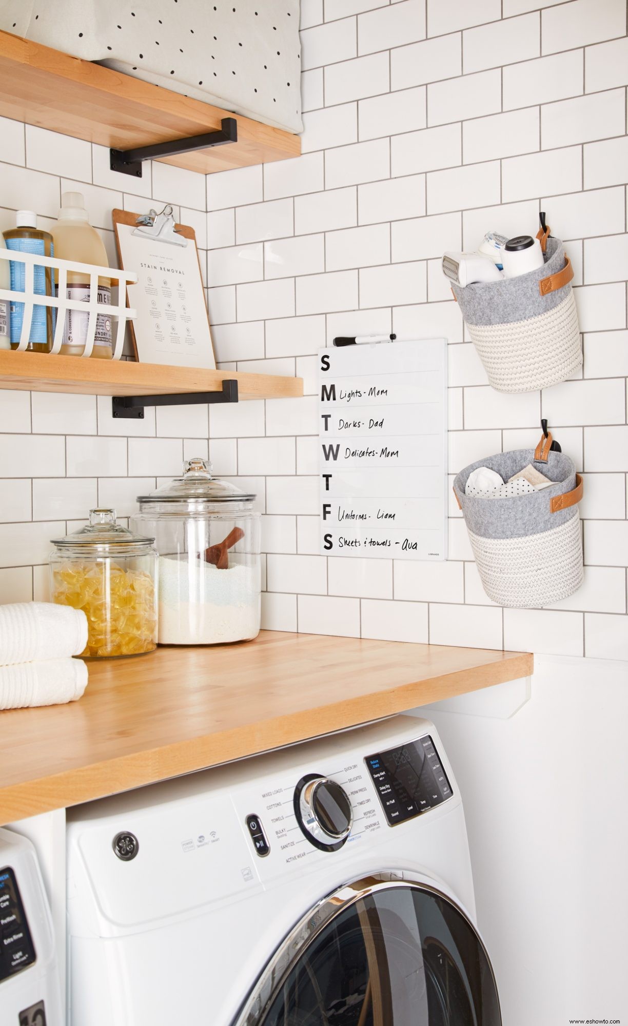 Ideas de almacenamiento inteligente Convierta este armario estándar en el área de lavandería definitiva 
