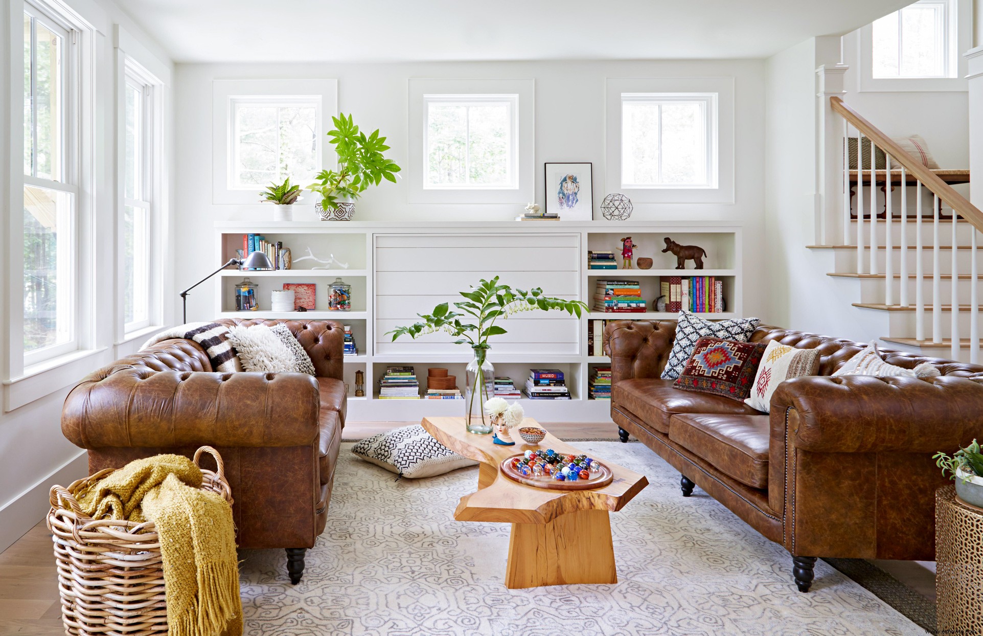 18 formas asombrosas de decorar con un sofá marrón 