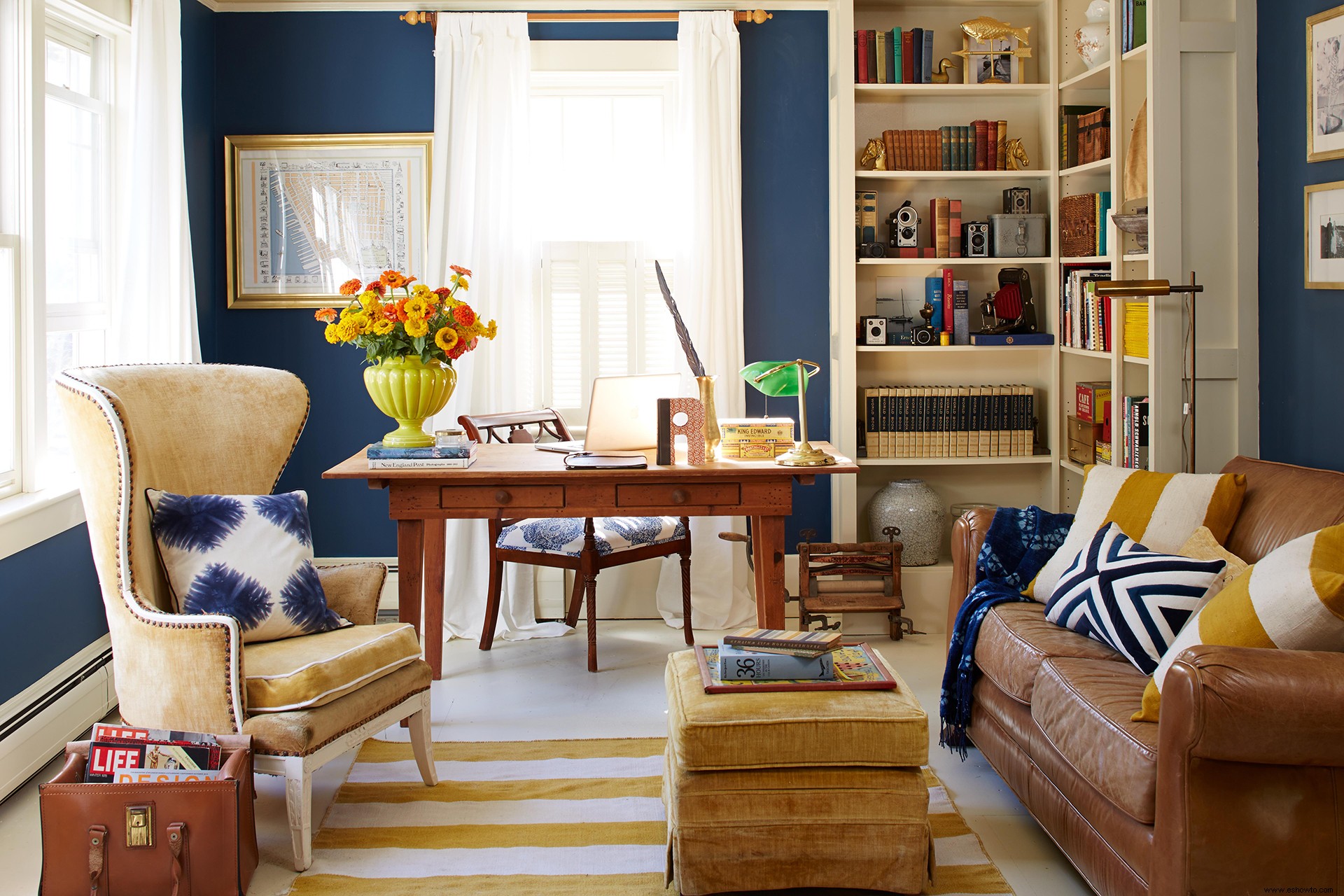 18 formas asombrosas de decorar con un sofá marrón 