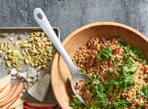 Ensalada Tibia de Cebada Tostada con Col Rizada, Manzana y Ricotta Salata