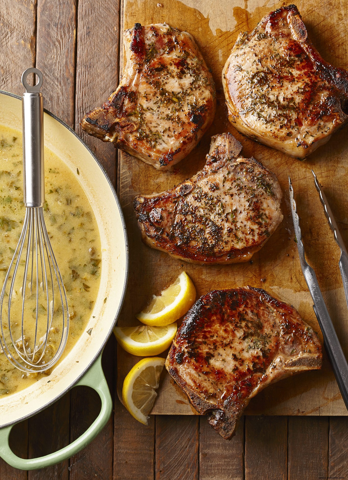 Chuletas De Cerdo Asadas Con Salsa De Limón Y Alcaparras 