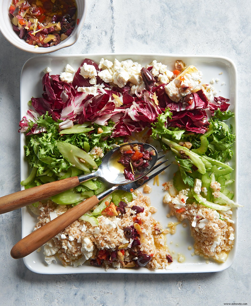 Ensalada de bulgur de invierno con aderezo de aceitunas 