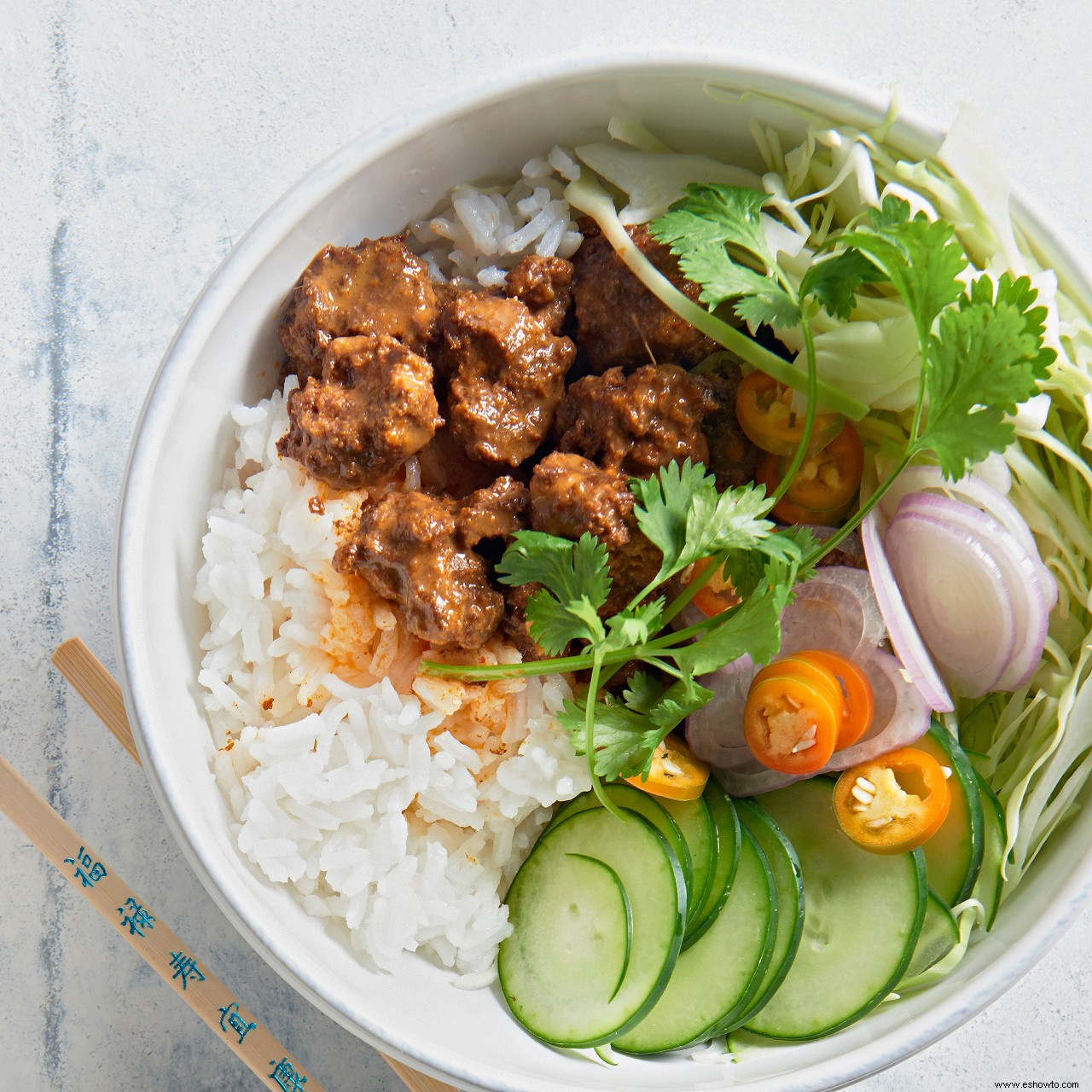 Tazones de carne y arroz al estilo indonesio 