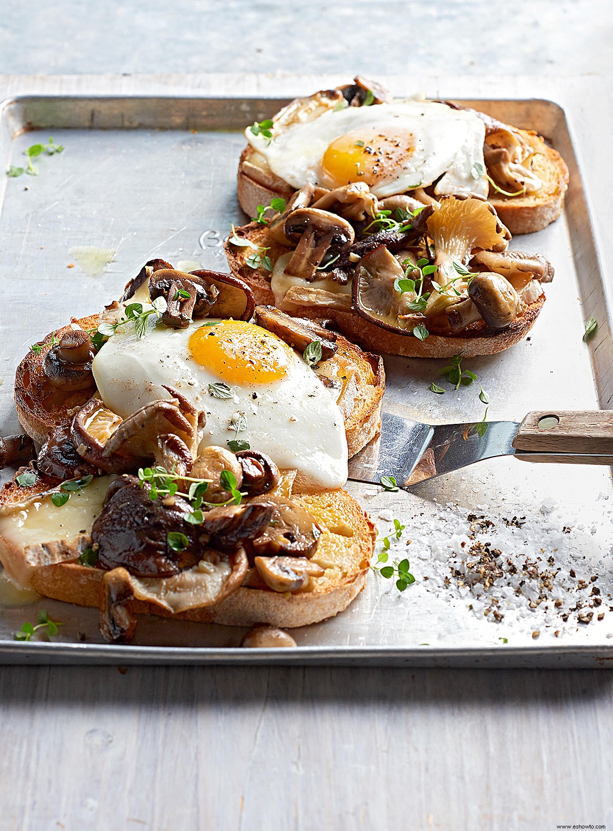 Tostadas De Masa Madre De Champiñones Y Queso 