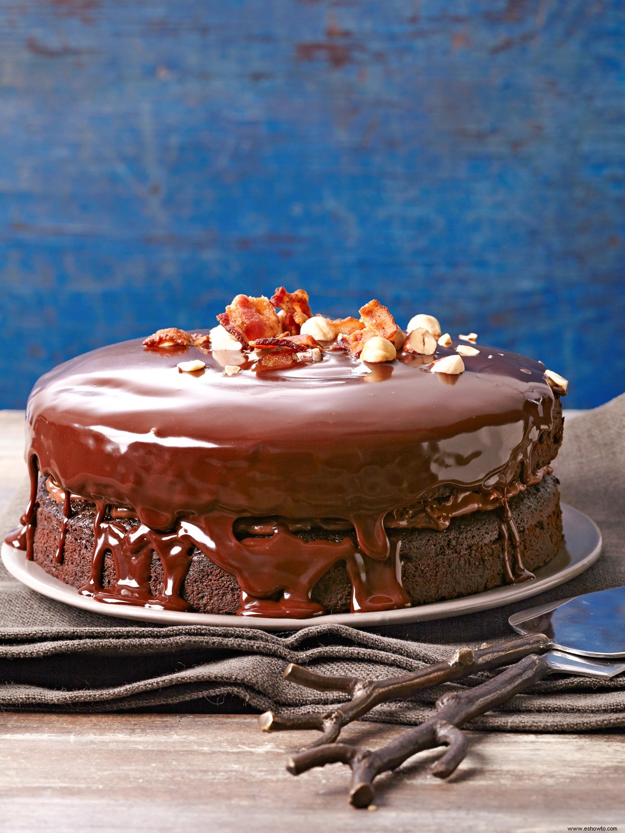 Pastel de capas de tocino y chocolate con avellanas 