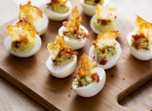 Huevos Rellenos Estilo Jalapeño Popper con Tocino Crujiente