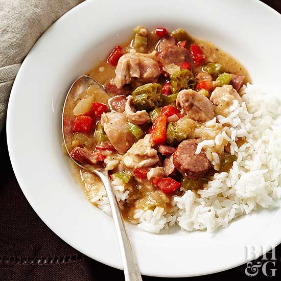 sopa de salchichas y pollo a fuego lento 