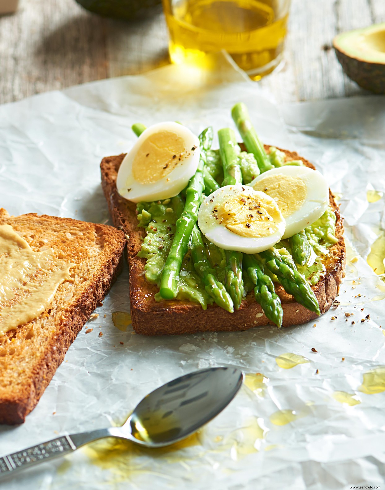 Sándwich de aguacate y huevo para el desayuno 