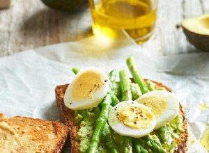 Sándwich Saludable de Aguacate, Huevo y Espárragos para un Desayuno Rápido