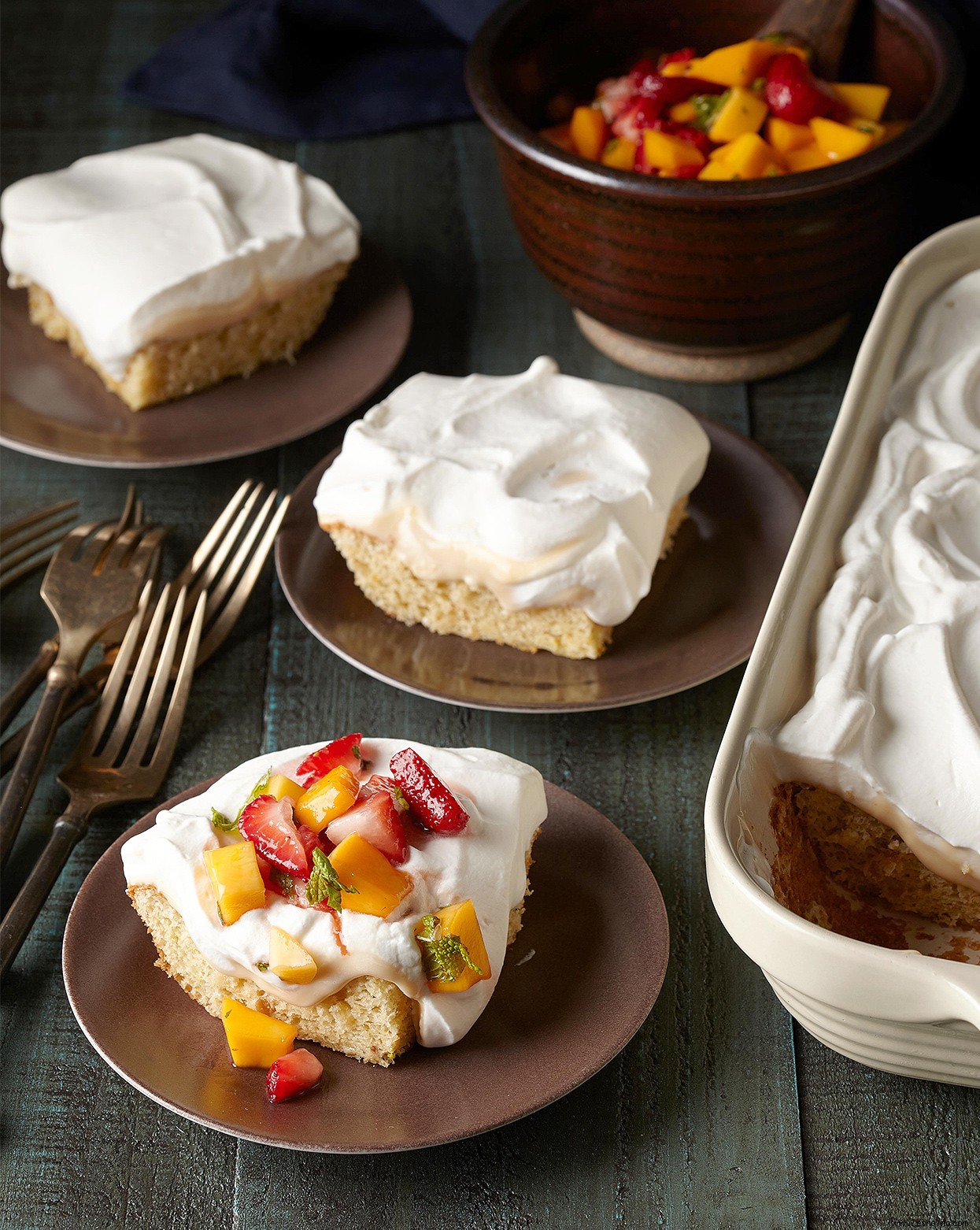 Pastel Tres Leches De Almendras Con Salsa De Fresas Y Mango 