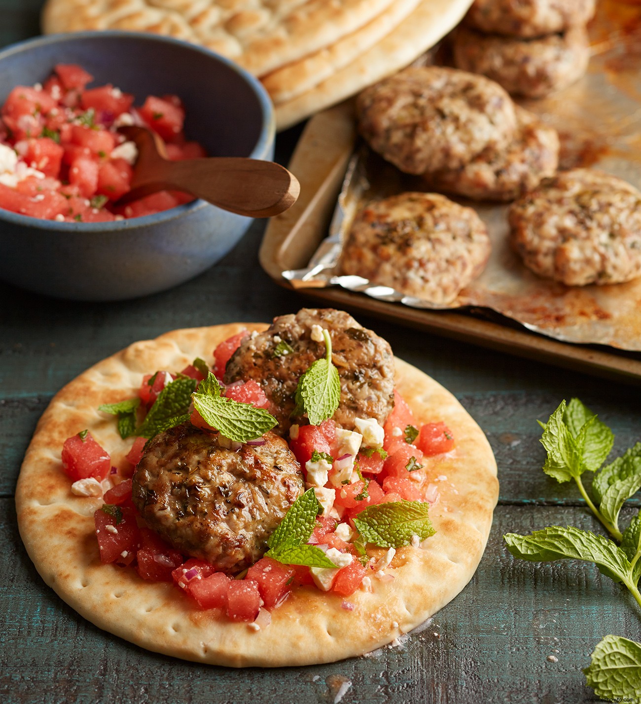 Mini hamburguesas Gyro con ensalada de sandía y queso feta 