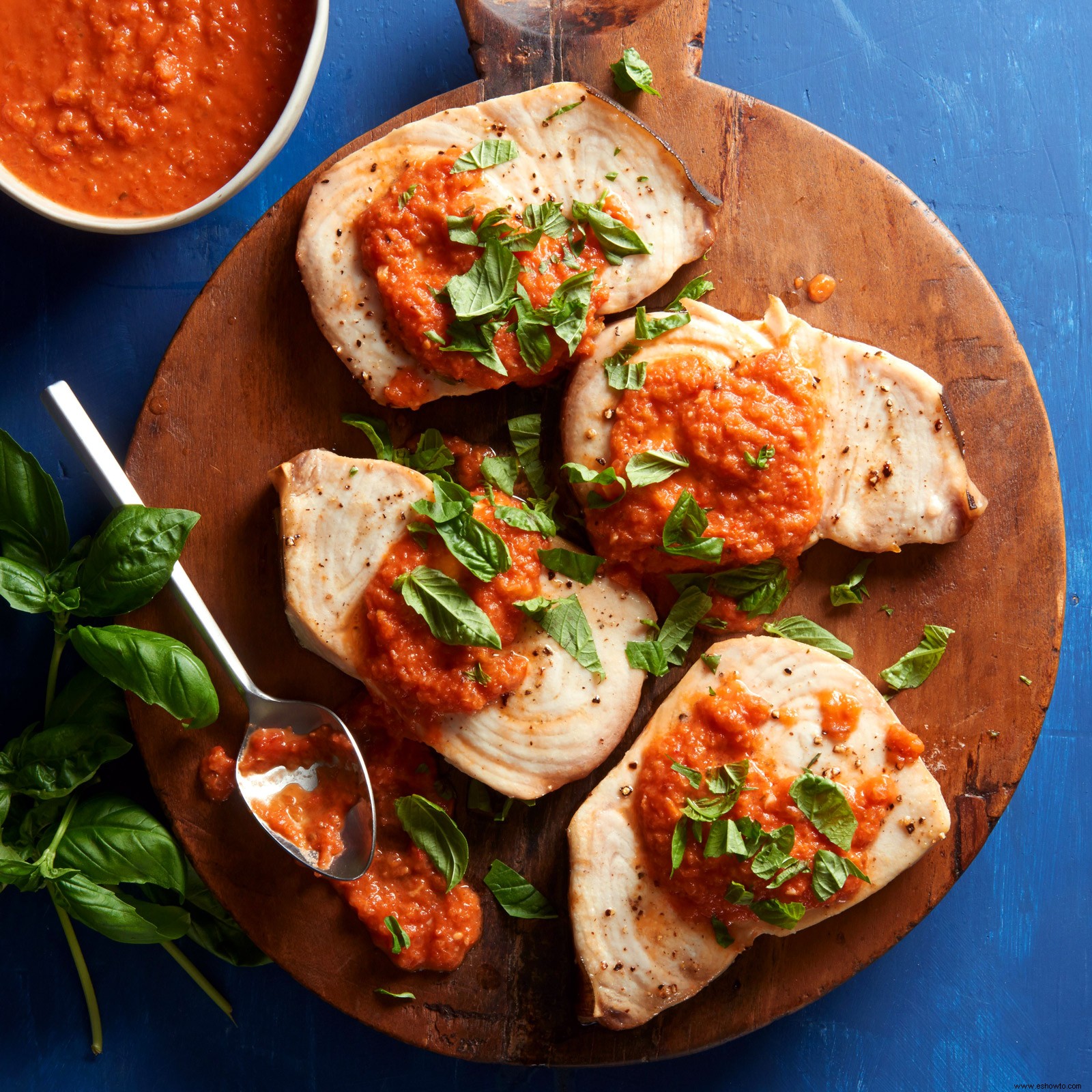 Pez espada a la parrilla con salsa de tomate asado al horno 