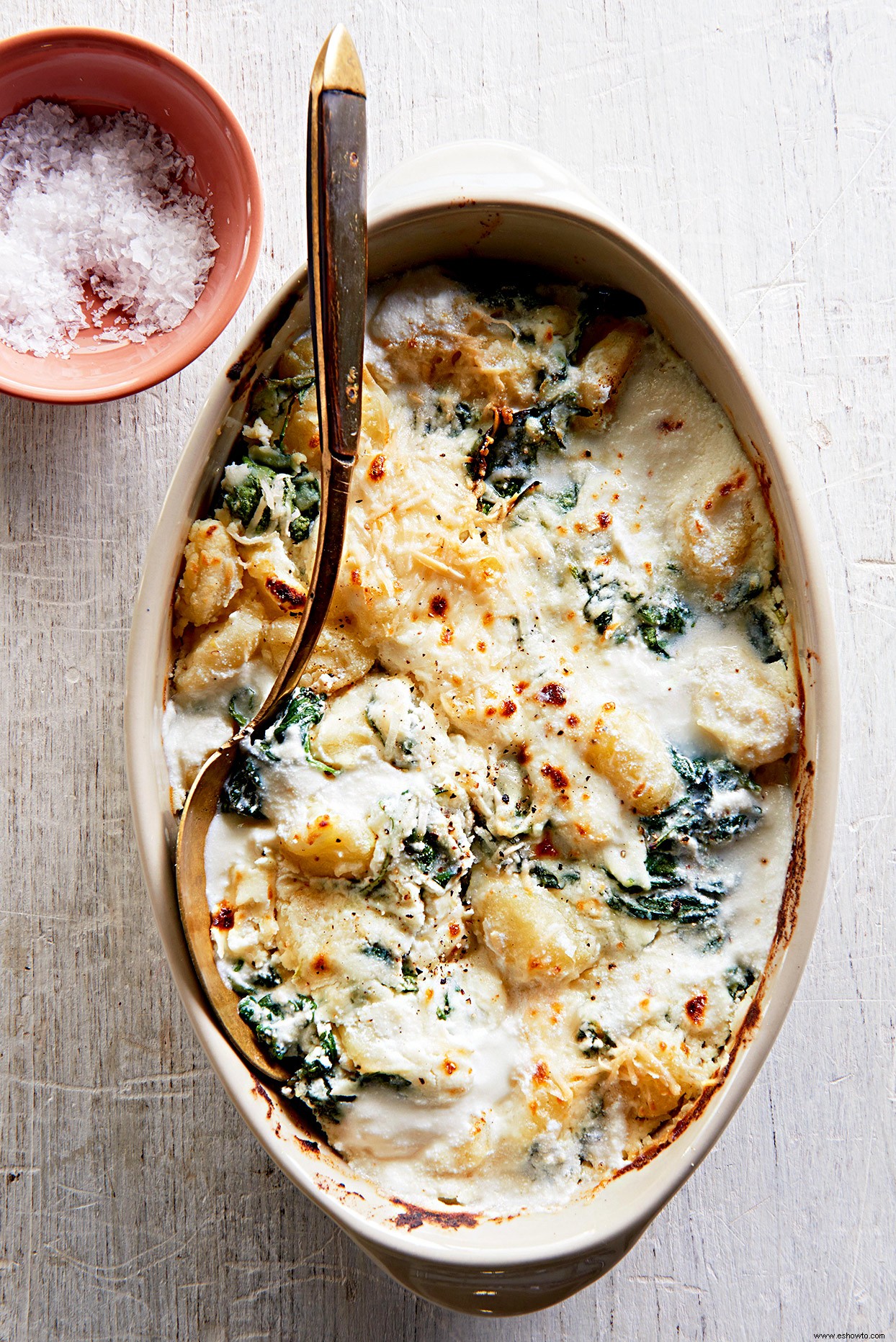 Ñoquis al horno con queso y col rizada 