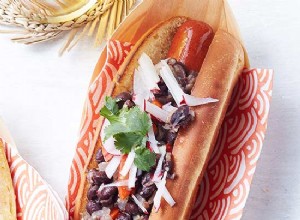 Perros cubanos con chili con frijoles negros 