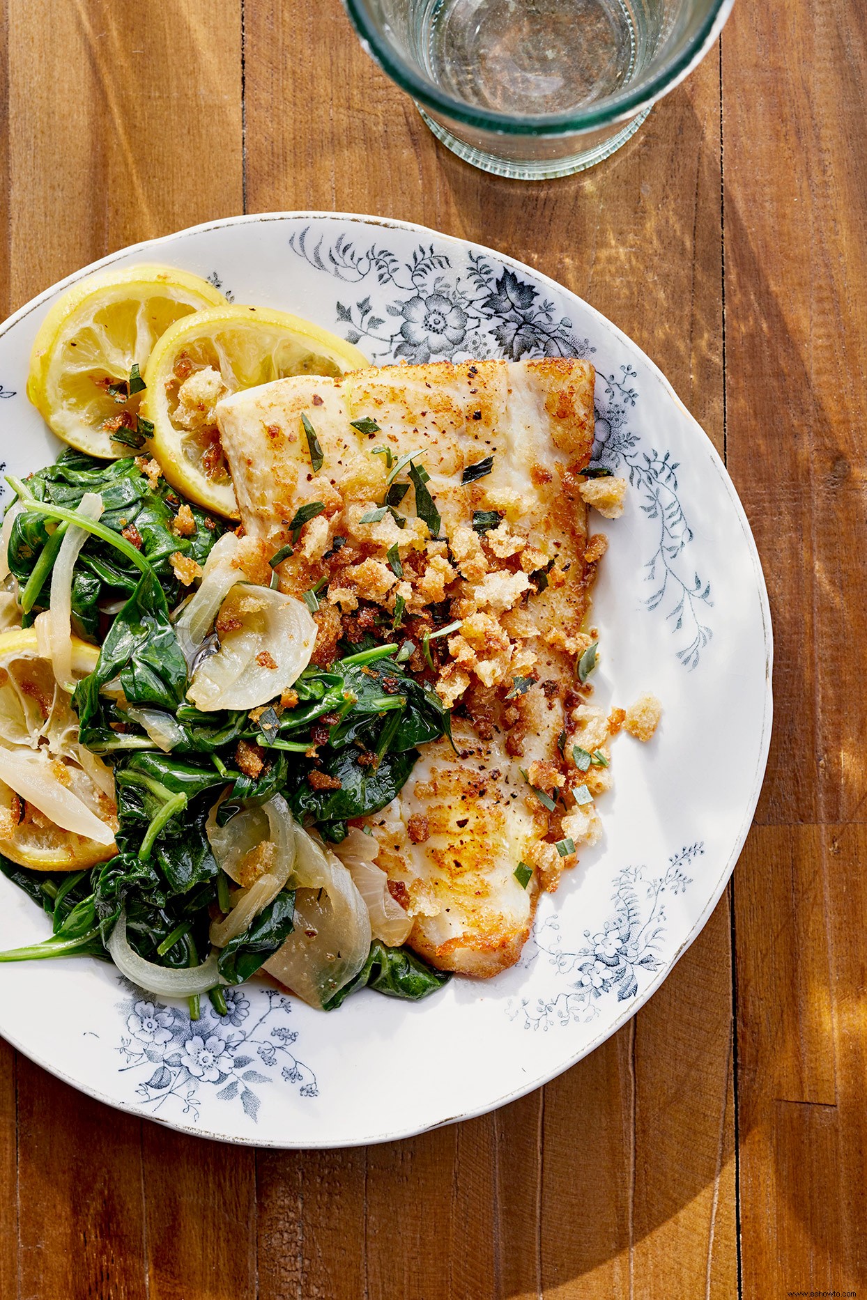 Pescado con Migas de Pan Crujientes, Espinacas y Cebolla 