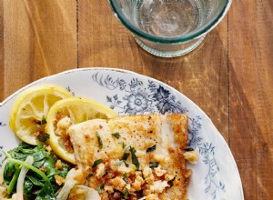 Pescado con Migas de Pan Crujientes, Espinacas y Cebolla 