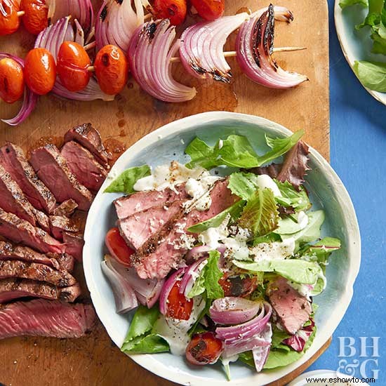 Ensalada de bistec a la parrilla con aderezo de rábano picante fresco 