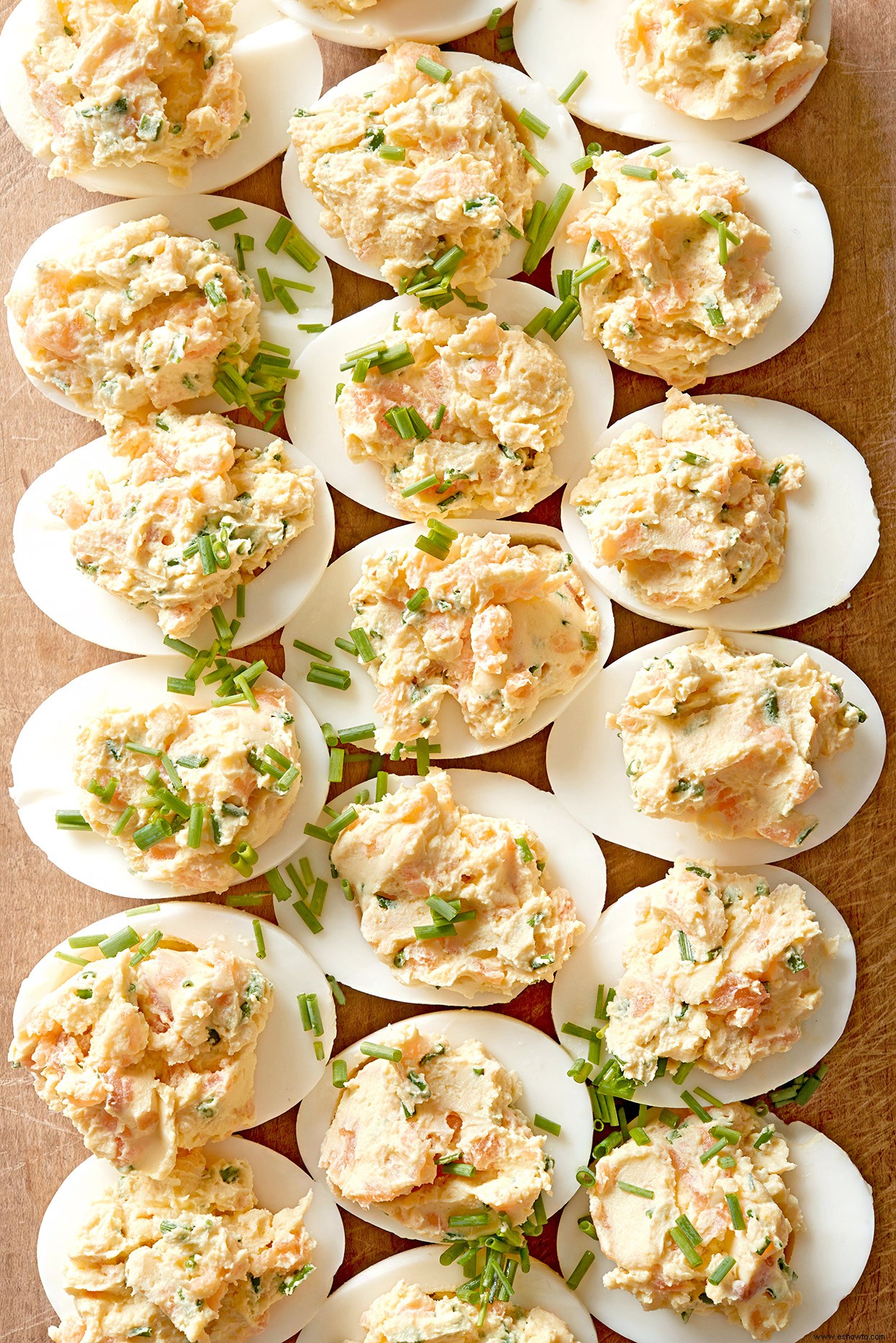 Huevos rellenos de cebollino con salmón ahumado 