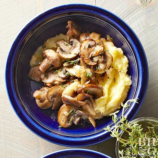 Champiñones al tomillo salteados sobre polenta 