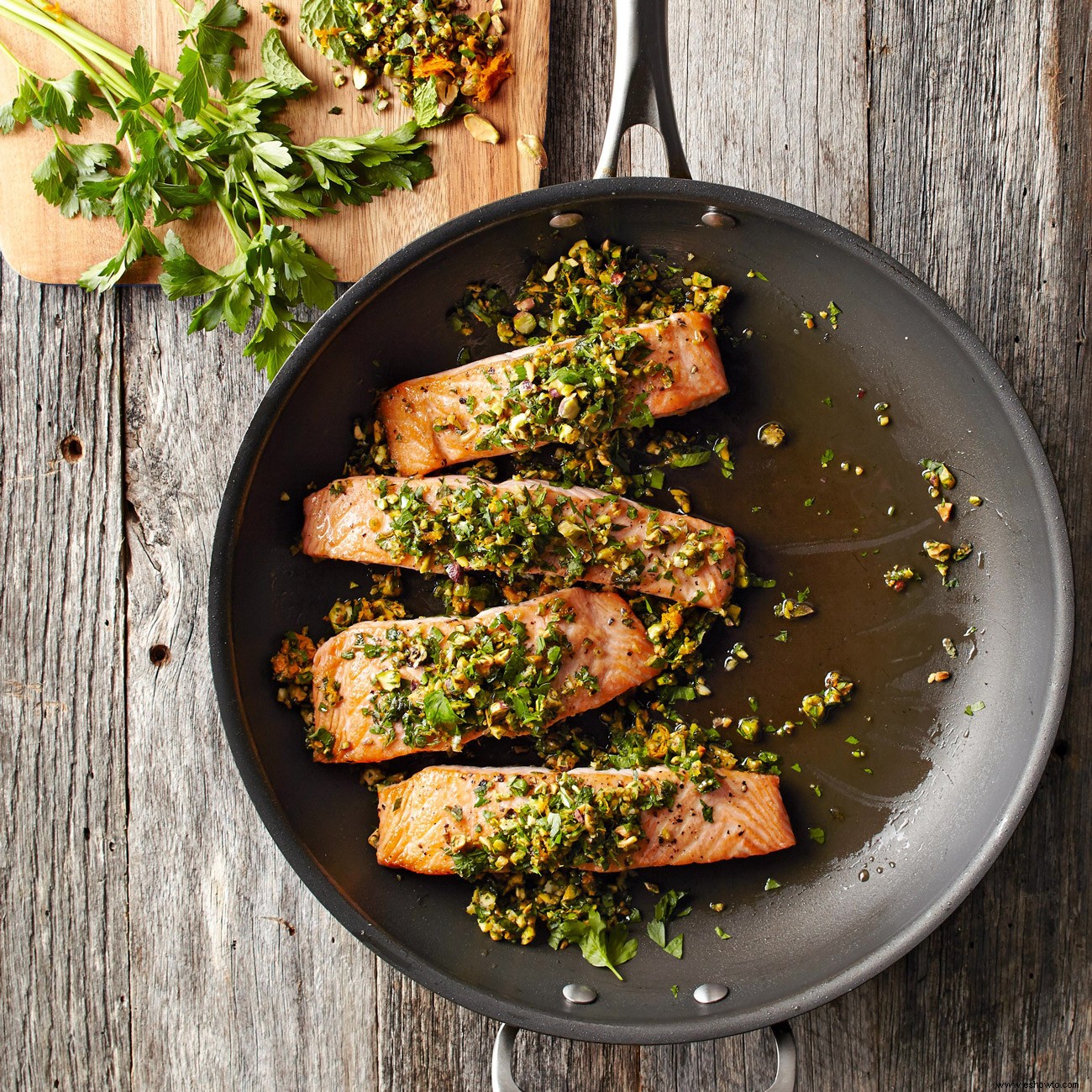 Salmón a la plancha con pistacho gremolata 