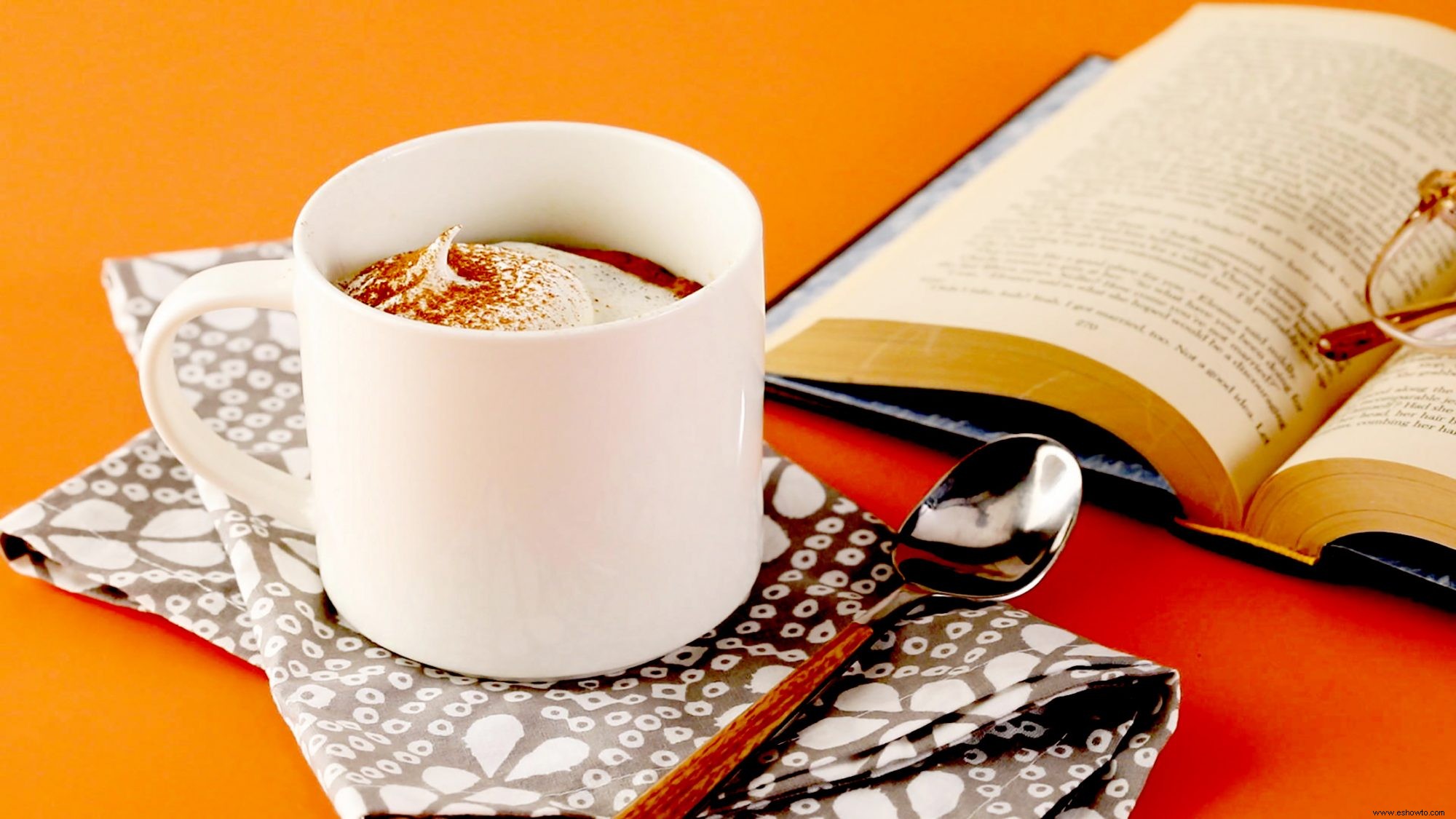 Pastel de taza de café con leche y especias de calabaza 