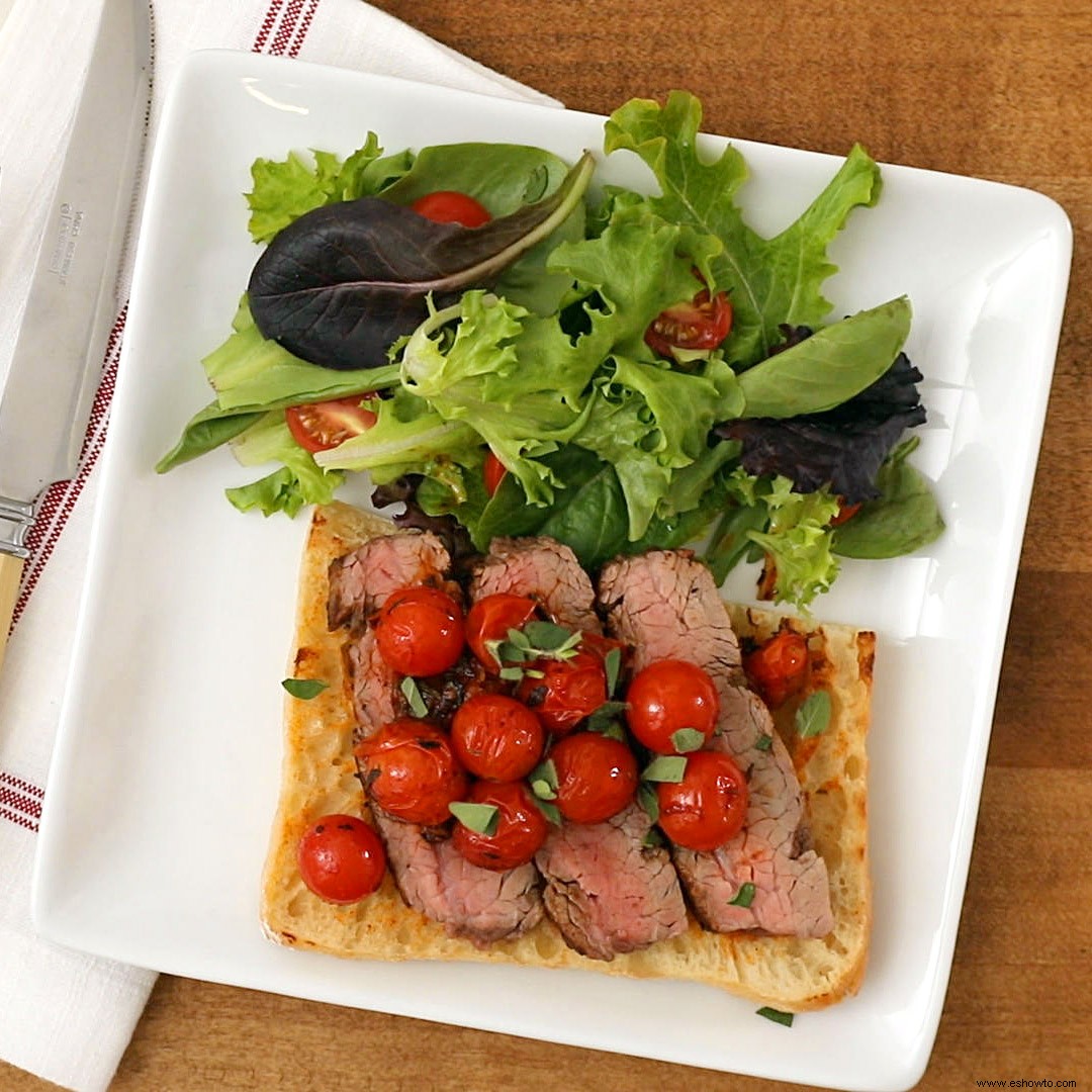 bistec y tomates en pan tostado 