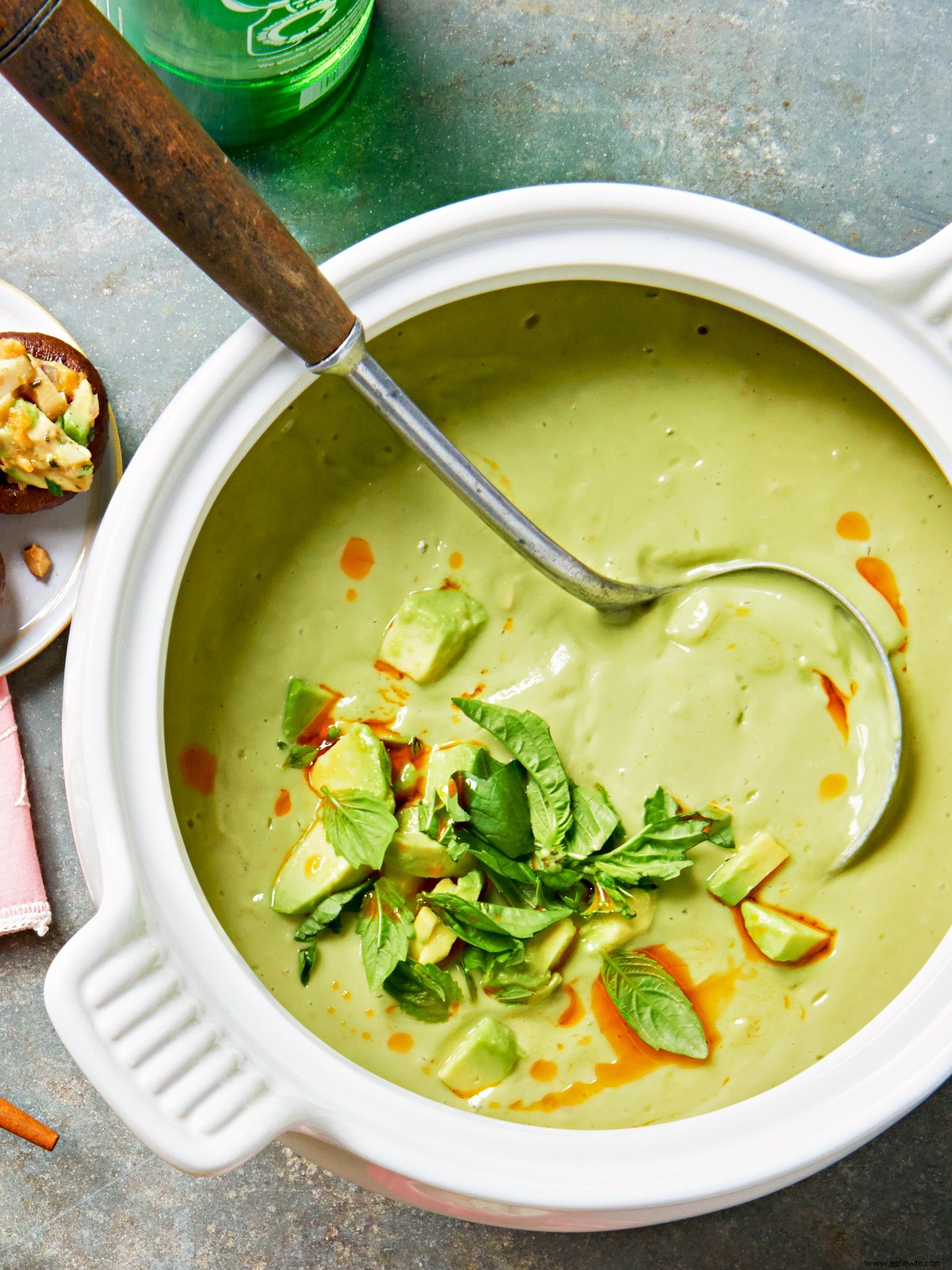 Sopa fría de aguacate con jengibre y albahaca 