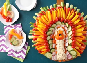 Bandeja Arcoíris de Verduras con Cara de Pavo y Hummus: Aperitivo Saludable para Acción de Gracias